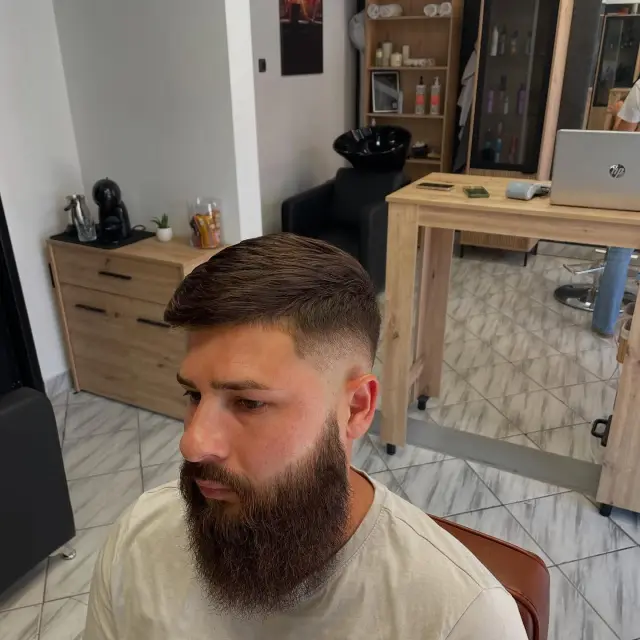 Duga negovana brada i kratko šišanje sa prelazom