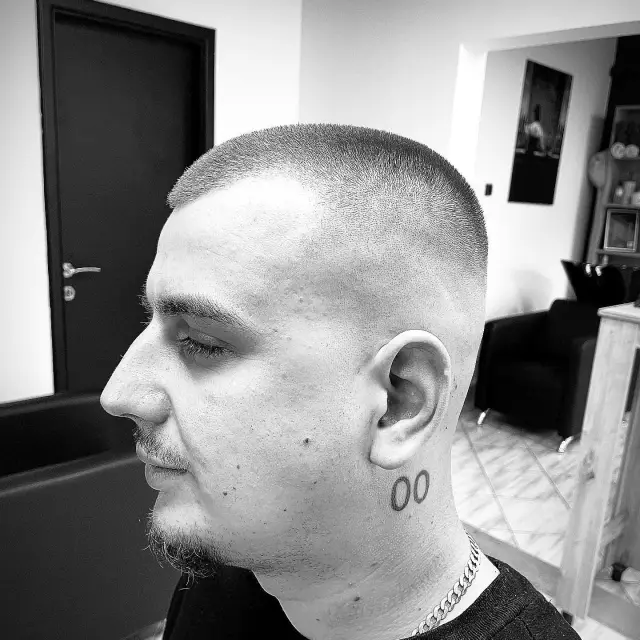 Buzz cut sa niskim prelazom, crno-bela fotografija iz salona
