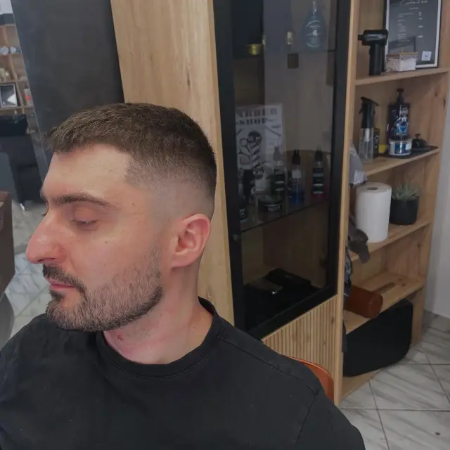 Klasično muško šišanje sa kratkim prelazom i negovanom bradom